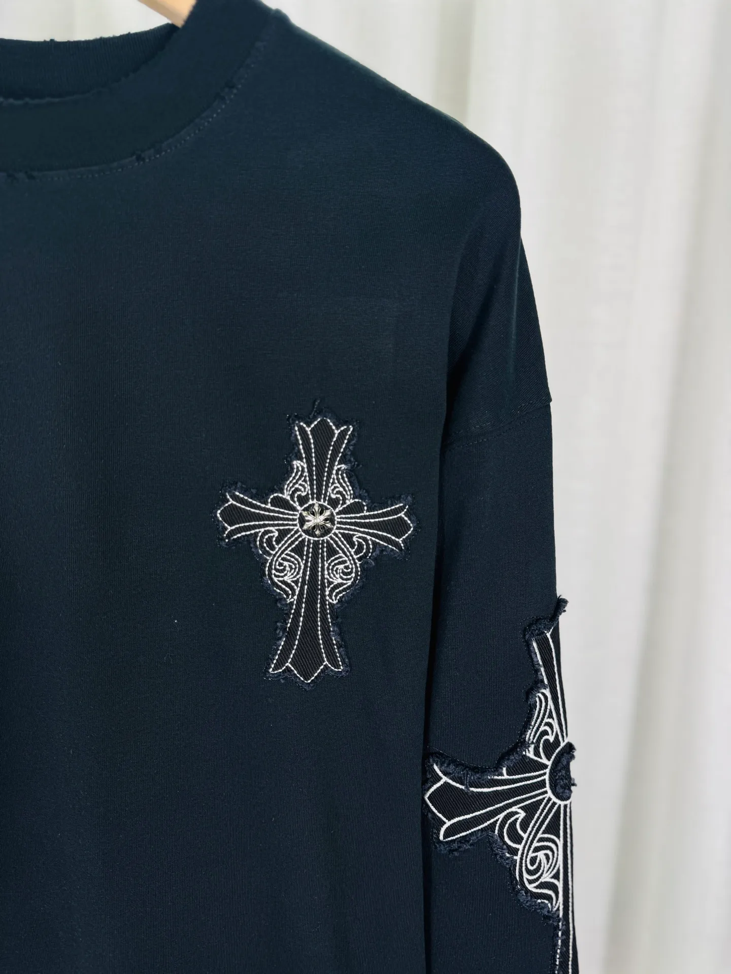 P250 ch high version Chrome Hearts 2025 new autumn and winter cross patch washed spray horse slip long-sleeved T-shirt, fabric: 26 double yarns, 320 grams weight, patch embroidery, heavy wash Printing process: patch embroidery, intercolor spray horse slip process Color: black Size: S M L XL Style number: 5186